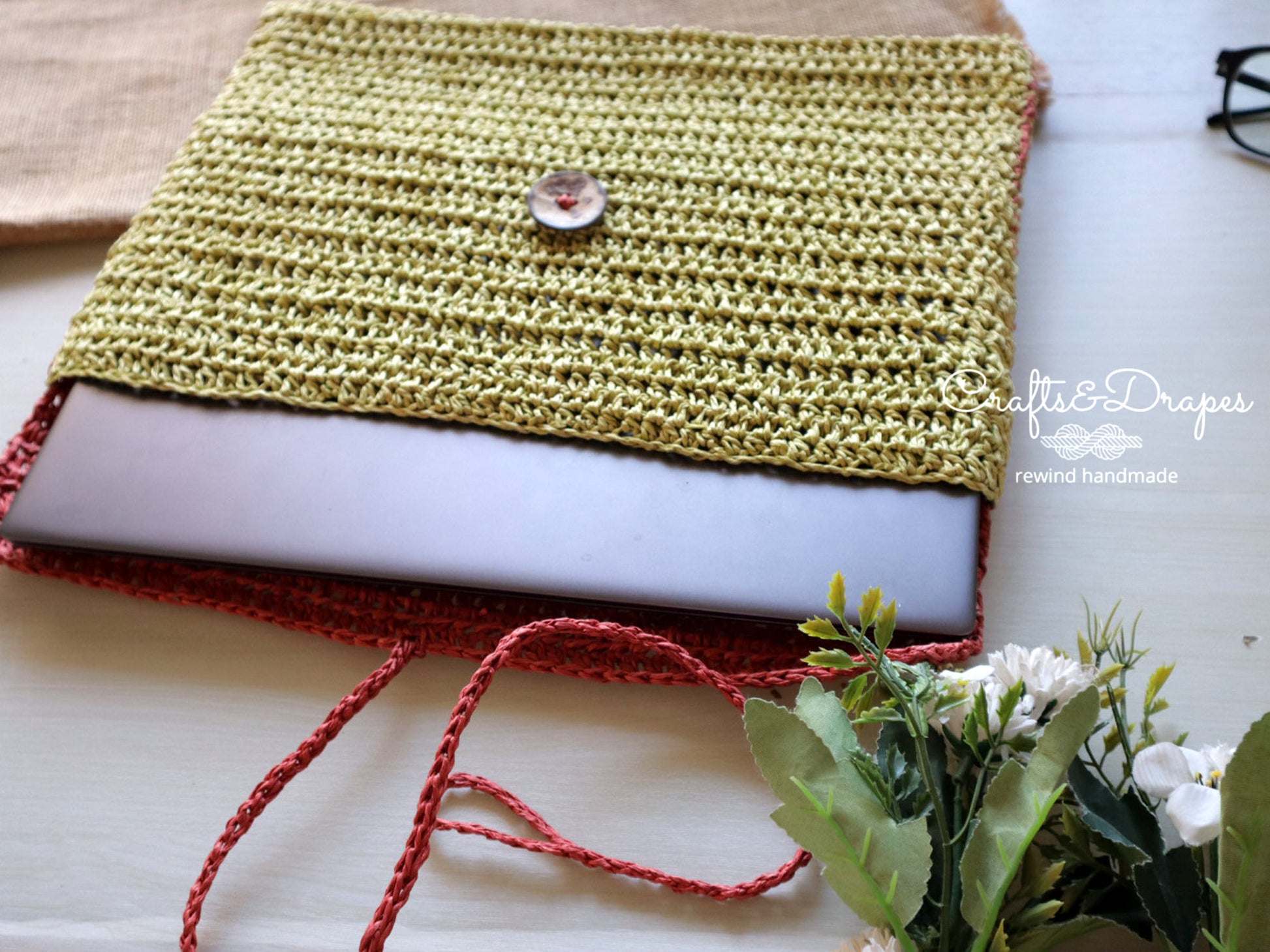 Artisanal crochet design, ensuring elegance and security for your laptop.